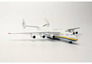 Alternative view of Antonov AN-225 1/400