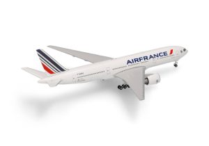Alternative view of Air France Boeing 777-200 – F-GSPU "Saint-Étienne"